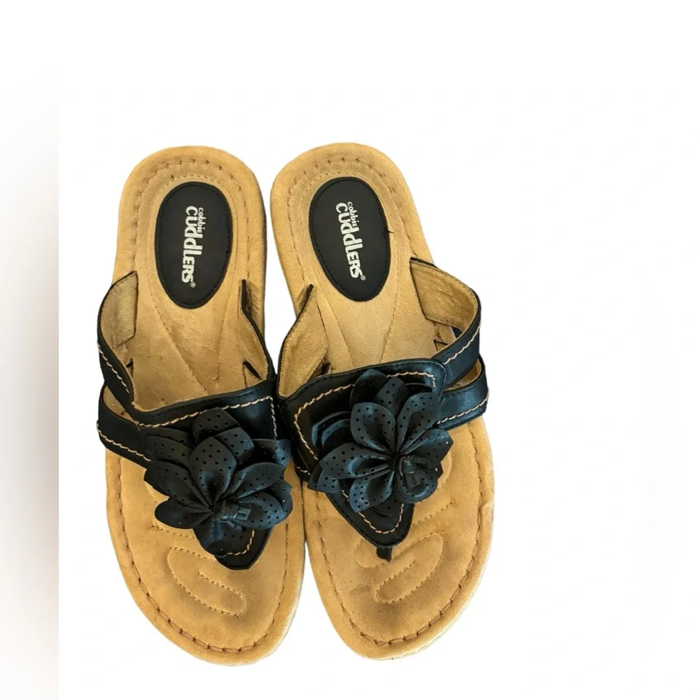Cobbie Cuddlers Women’s Black‎ and Tan Sandals with Flower Accent Size 7.5